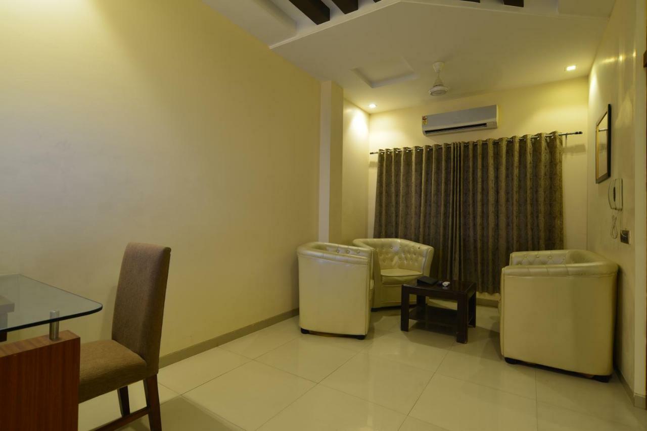 Hotel Jhankar Palace Dhule Exterior photo